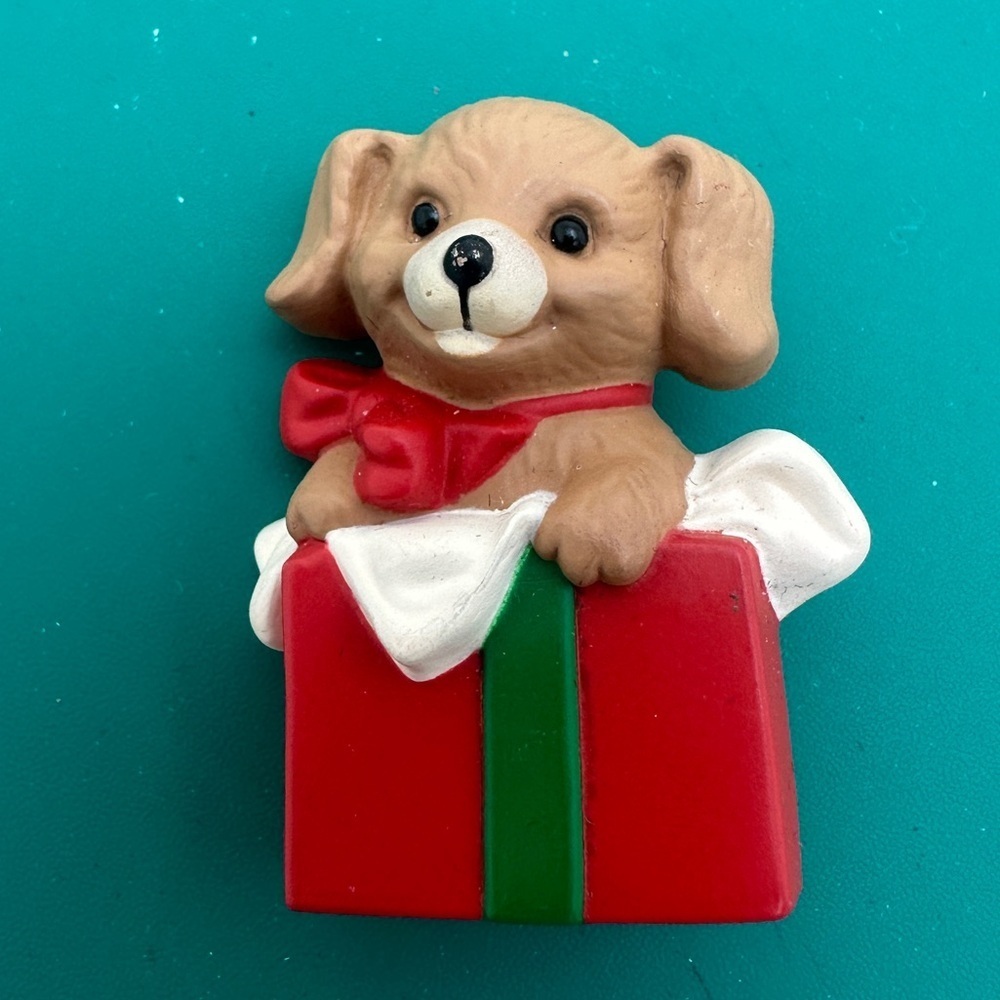 Vintage Hallmark Red Bow Puppy Dog Christmas Gift Box Lapel Pin Brooch Holiday